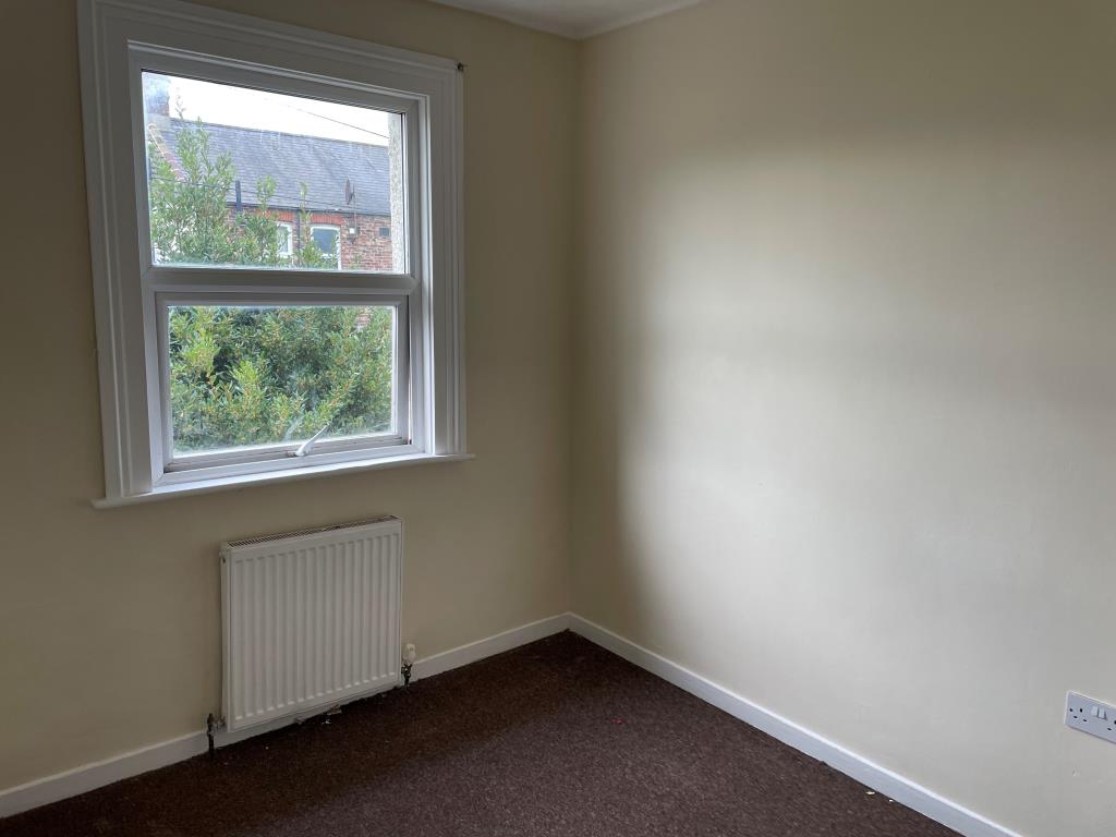 Lot: 21 - COTTAGE FOR INVESTMENT OR OCCUPATION - Rear second bedroom